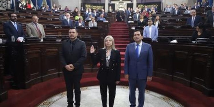 Juramentan a diputada que sustituye al legislador, Hugo Rodrí­guez recién fallecido