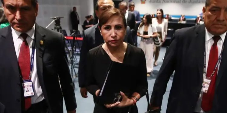 Justicia de Perú destituye a la fiscal de la Nación