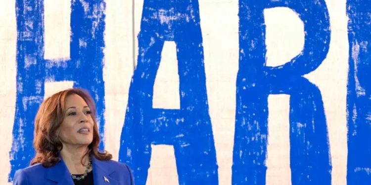 Kamala Harris aventaja ligeramente a Donald Trump: encuestas
