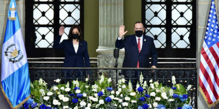 Kamala Harris hace un llamado a los guatemaltecos a no migrar de manera irregular.