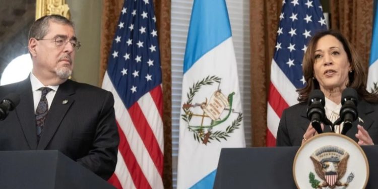 Kamala Harris y Bernardo Arévalo dialogan sobre logros conjuntos en temas migratorios