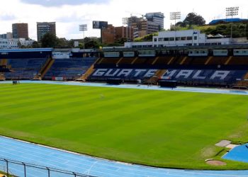 Karina Paz cuestiona costos del cambio de gramilla del estadio Doroteo Guamuch Flores