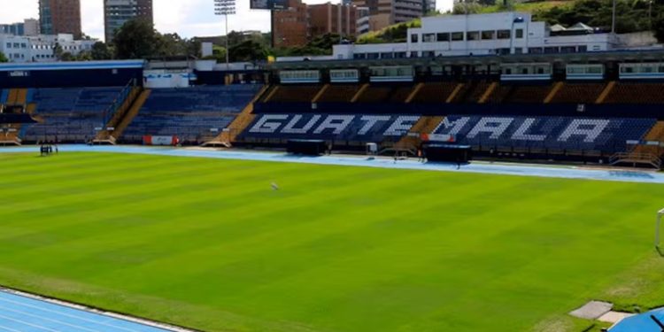 Karina Paz cuestiona costos del cambio de gramilla del estadio Doroteo Guamuch Flores