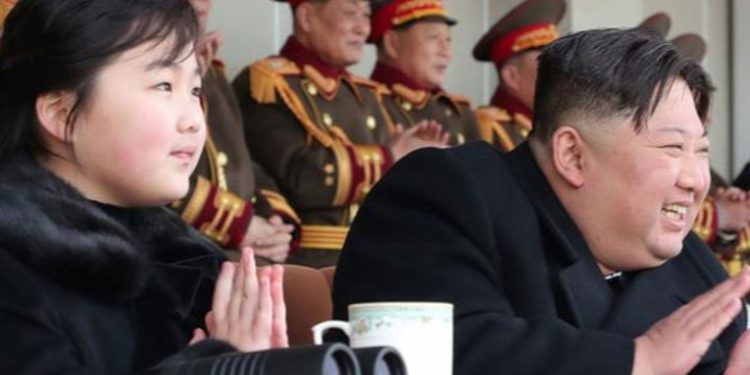 Kim Jong-un aparece de nuevo con su hija en un acto público
