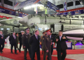 Kim Jong-un da al ministro de Defensa ruso un recorrido por una exposición de armas en Pionyang