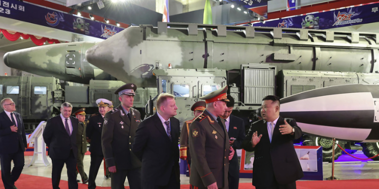 Kim Jong-un da al ministro de Defensa ruso un recorrido por una exposición de armas en Pionyang