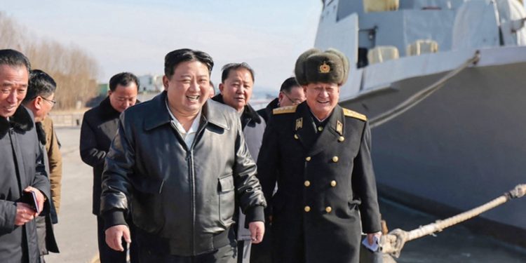 Kim Jong-un insta a fortalecer la Marina norcoreana para acelerar los preparativos de guerra.