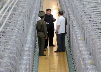 Kim muestra por primera vez sus centrifugadoras de uranio