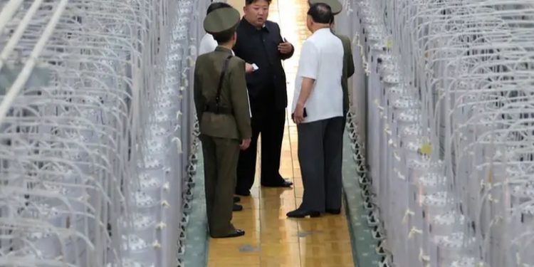 Kim muestra por primera vez sus centrifugadoras de uranio