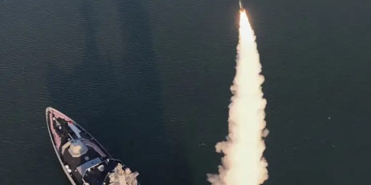 Kim observa prueba de misiles desde nuevo destructor