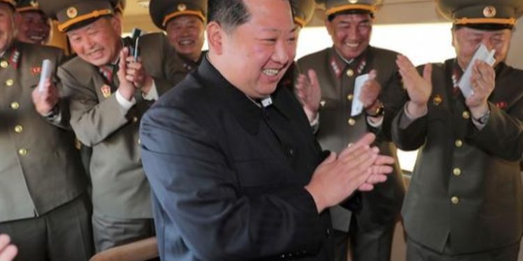 Kim supervisa nueva prueba de armas nucleares tácticas
