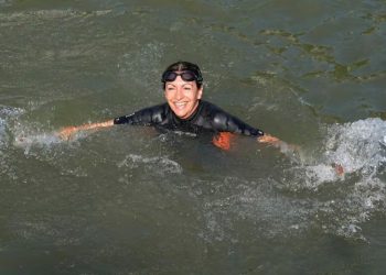 La alcaldesa de París se baña en el Sena a 9 días de la inauguración de París 2024