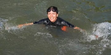 La alcaldesa de París se baña en el Sena a 9 días de la inauguración de París 2024