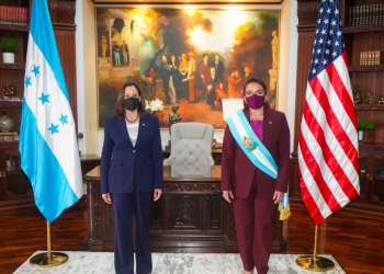 Â¿La amenaza velada tras un paquete de ayudas? Los gestos que más hablan de la visita de Kamala Harris a Honduras.