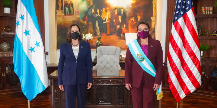 Â¿La amenaza velada tras un paquete de ayudas? Los gestos que más hablan de la visita de Kamala Harris a Honduras.