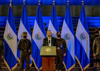 La apuesta por el bitcóin le pasa factura a la popularidad de Nayib Bukele