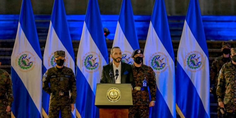 La apuesta por el bitcóin le pasa factura a la popularidad de Nayib Bukele