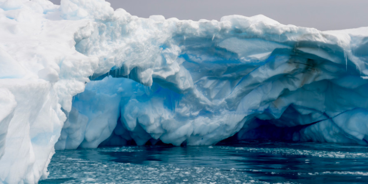La barrera de hielo alrededor de la Antártida cae a niveles récord