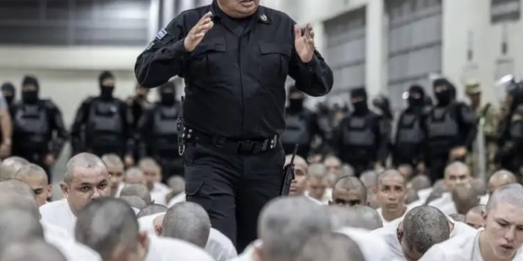 La cárcel de Bukele funciona como un hoyo negro