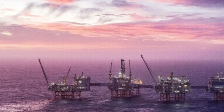 La caí­da del dólar dispara los precios del petróleo tras siete dí­as de descenso