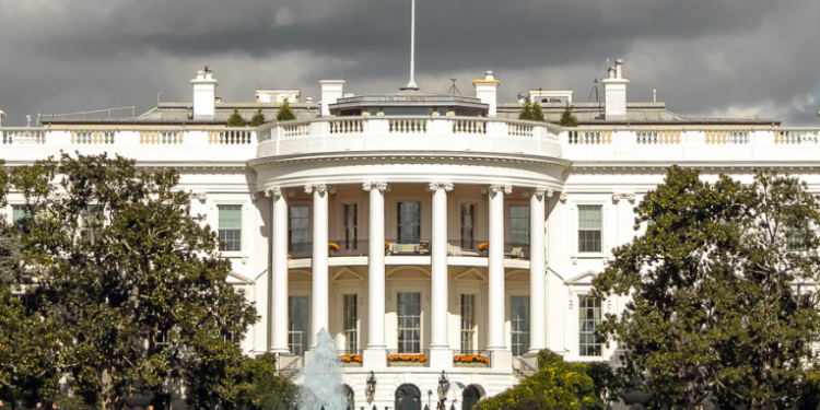 La Casa Blanca acusa a la OPEP+ de alinearse con Rusia tras la decisión de recortar la producción de petróleo