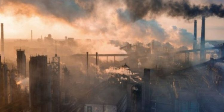 La constante subida del CO2 condena al planeta a muchos años de temperaturas muy altas, según un informe