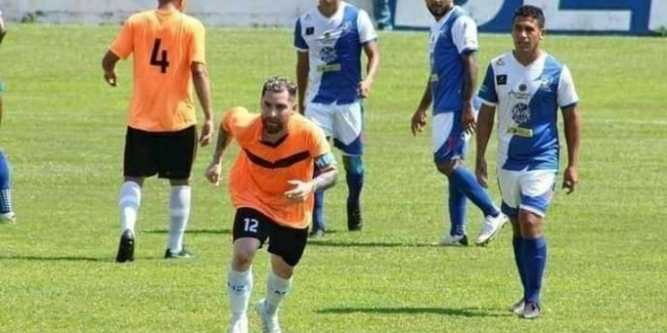 La curiosa historia de Mixco y su uniforme naranja
