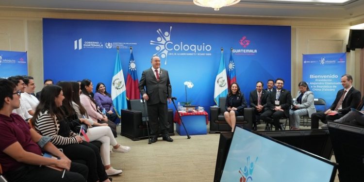 La delegación encabezada por el presidente Giammattei inicia visita oficial a Taiwán