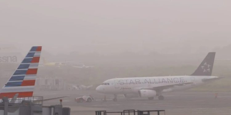 La densa neblina retrasó vuelos y se activó alerta verde en el aeropuerto internacional La Aurora