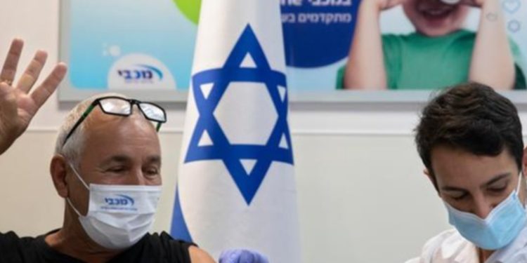 La exitosa estrategia de vacunas de refuerzo de Israel