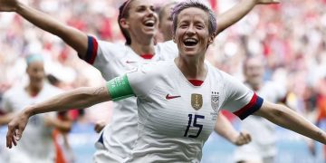 La federación estadounidense de fútbol igualará los sueldos de las selecciones femenina y masculina