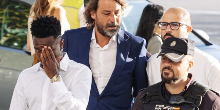 La Fiscalía de España pide archivar una causa por los insultos racistas contra Vinícius en Valencia
