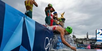La francesa Beaugrand gana el oro en triatlón tras superar el Sena las pruebas de calidad del agua