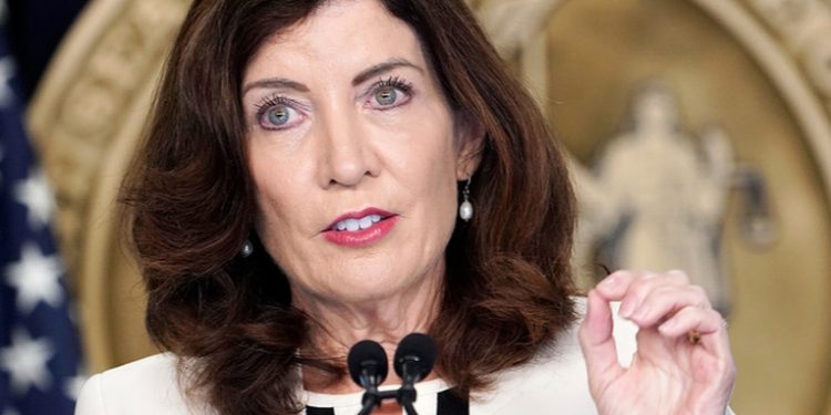 La gobernadora de Nueva York quiere limitar quién cruza la frontera estadounidense