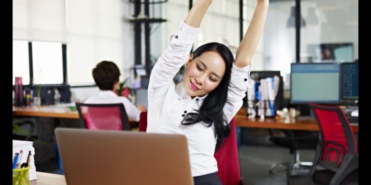 La importancia de realizar estiramientos durante el dí­a de trabajo.