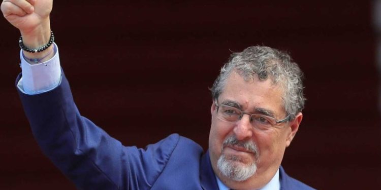 La investidura de Bernardo Arévalo de León, una carrera de obstáculos con la Fiscalía en su contra