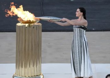 La llama olímpica parte hacia Francia