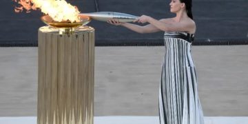 La llama olímpica parte hacia Francia