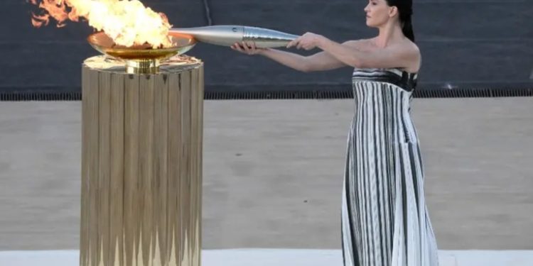 La llama olímpica parte hacia Francia