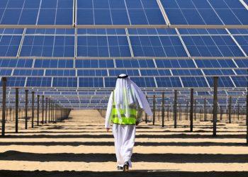 La mayor planta de energía solar del mundo entra en funcionamiento en Emiratos Árabes Unidos