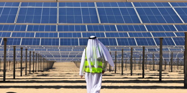 La mayor planta de energía solar del mundo entra en funcionamiento en Emiratos Árabes Unidos