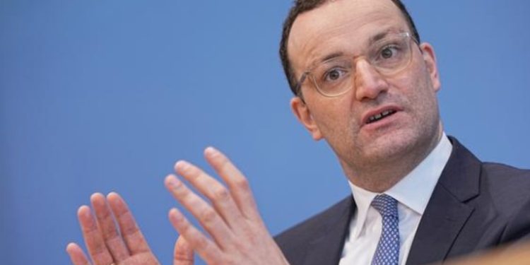 La mayorí­a de alemanes estarán vacunados, curados o muertos este invierno, alerta ministro