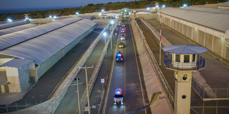 La megacárcel de El Salvador recibe a los primeros 2.000 presuntos pandilleros