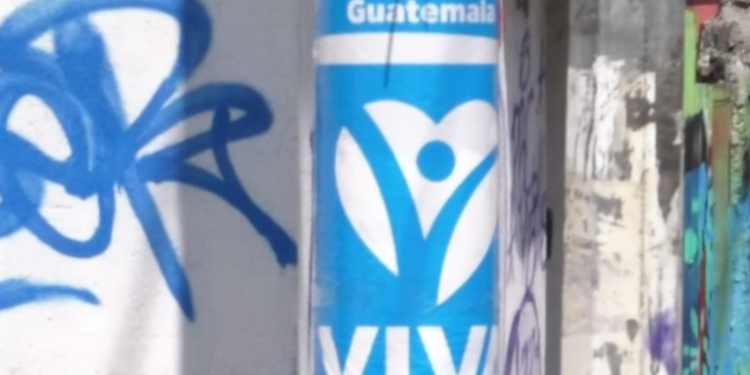 La municipalidad capitalina retira publicidad de partidos políticos en postes de la vía píblica