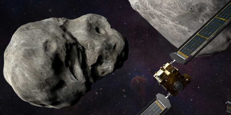 La NASA lanzará un cohete para impactar en un asteroide durante una misión de (defensa planetaria).