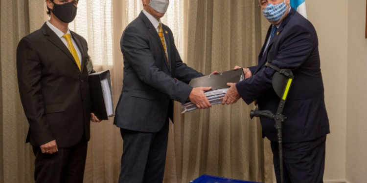 La nómina de seis candidatos para integrar el Directorio de la SAT fue entregada al Presidente