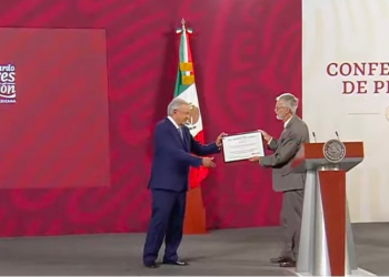 La OMS premia a López Obrador por su lucha contra el tabaco en México.