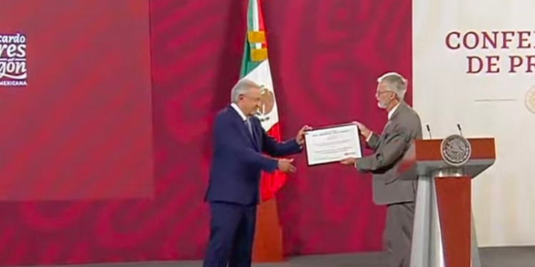 La OMS premia a López Obrador por su lucha contra el tabaco en México.