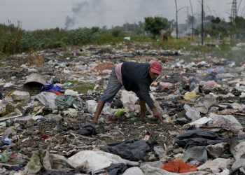 La pobreza en Argentina se acerca al 45 % y afecta a 17,5 millones de personas, señala un informe