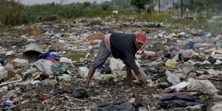 La pobreza en Argentina se acerca al 45 % y afecta a 17,5 millones de personas, señala un informe